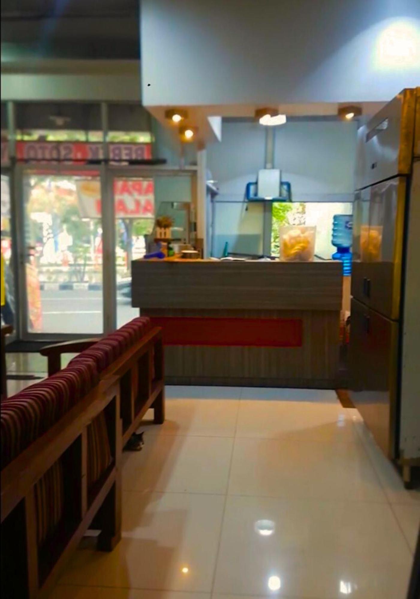 Rubikz Hostel & Cafe Surabaya Exterior photo